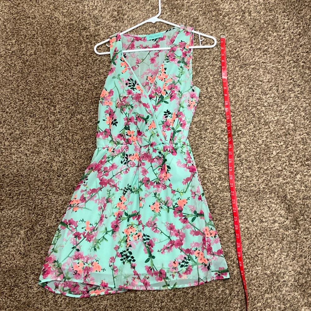 Filly Flair size M v-neck, lined mini floral dress